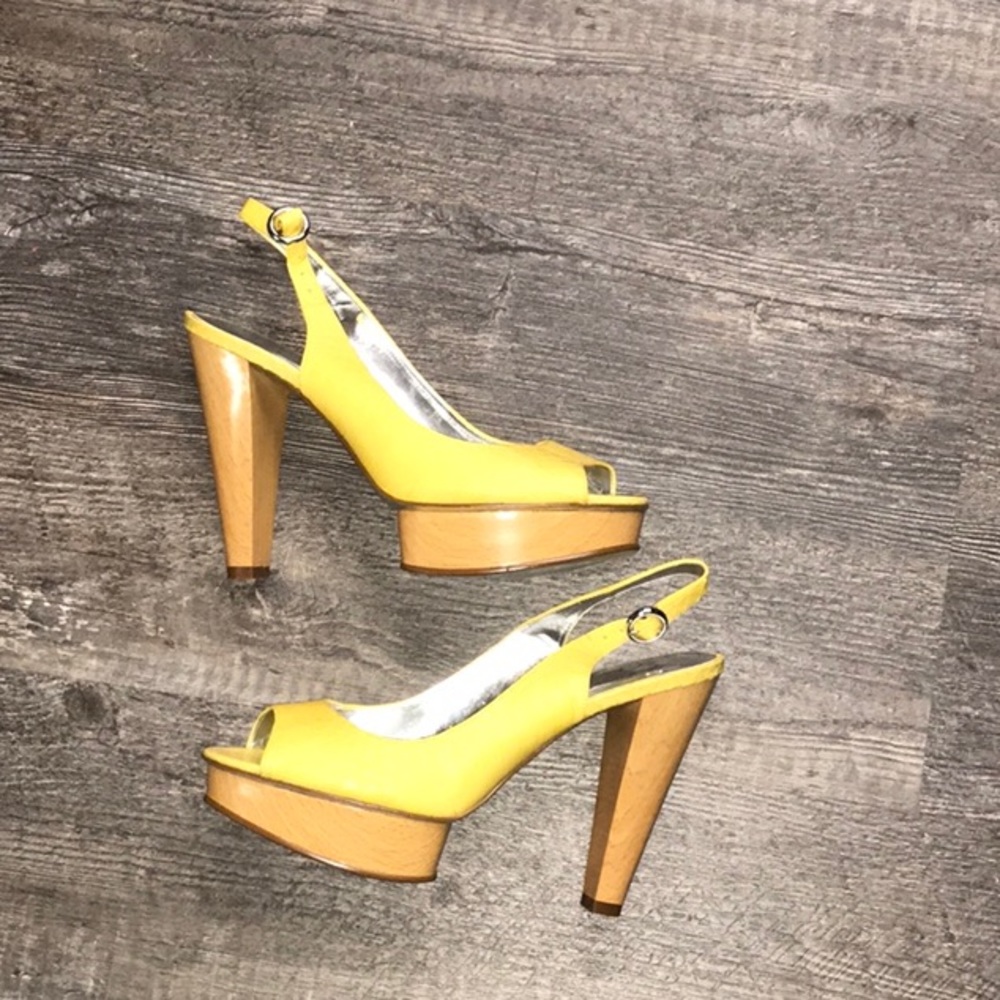 Yellow crocodile print peep toe